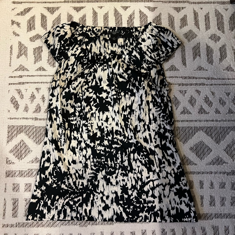 Ann Taylor Blouse, Size 0P in beautiful black and cream color!